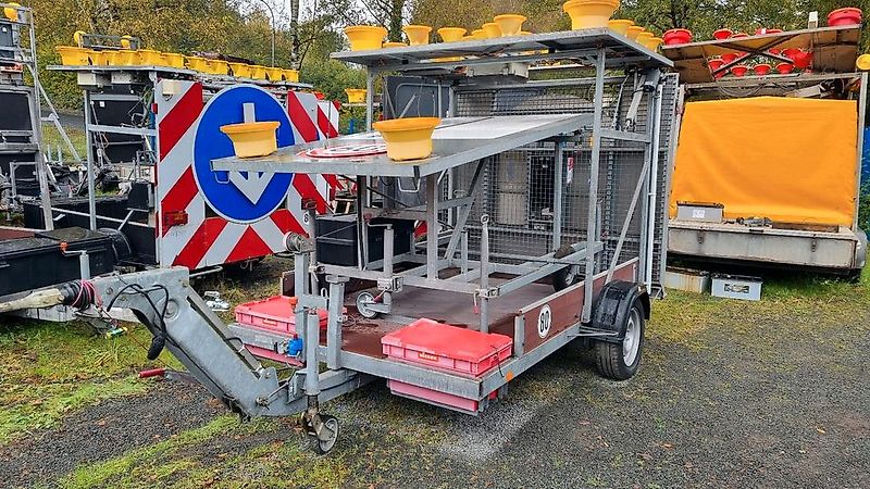 Nissen VZ616 FAT Absperrtafel Absperrwand Verkehrsleittafel Verkehrsleitanhänger Verkehrssicherungsanhänger Leitanhänger